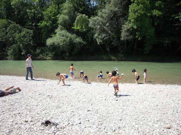 園から歩いて、イングリッシャーガーデンの川へ。<br>「やったー、きもちいい！！」と川へ駆け出す子ども達。